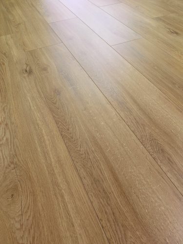 Lucerne Oak laminált padló 8mm/Ac4/32 kopásállóság, fózolt, széles - 3784