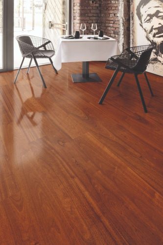 Pacific Cherry magasfényű laminált padló 8,5mm/Ac5/33 kopásállóság, integrált alátéttel - O771