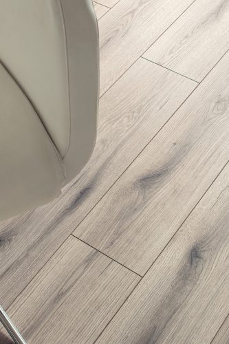 Solano Evoke tölgy vízálló laminált padló 8mm/Ac5/33 kopásállóság, fózolt - K5576